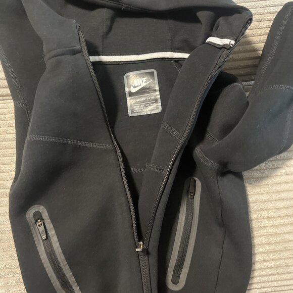 Nike Sportswear Tech Fleece Extended Kids Size 4 NWOT - Picture 9 of 9